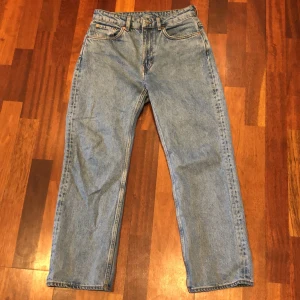 Weekday Voyage jeans - Använda i bra skick inga större defekter på byxorna.