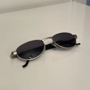 Solglasögon  - Svarta/ grå solglasögon. 