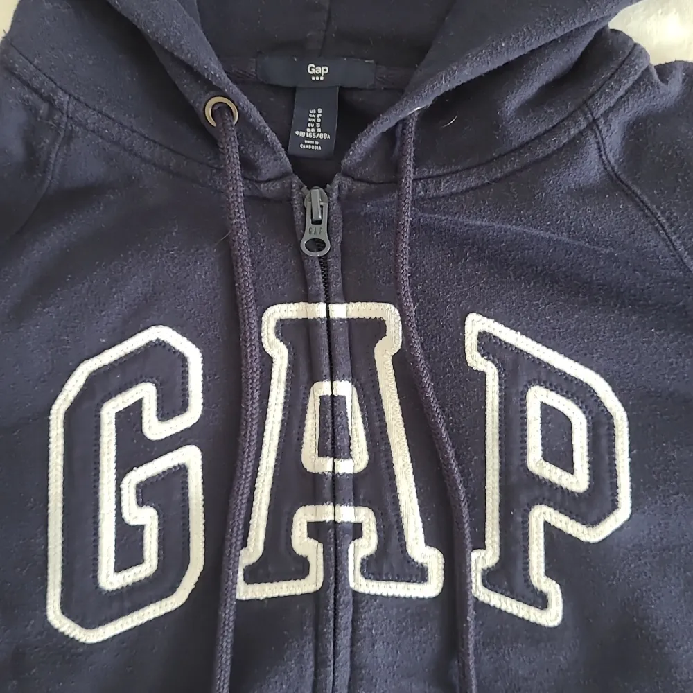 Säljer min fina GAP hoodie i storlek S. Hoodien är använd men i fint skick. Köpt i USA för ca 5 år sedan. Ganska slim fit men assnygg till ett par större byxor! Utgångspris 100 kr, högst bud vinner. . Hoodies.
