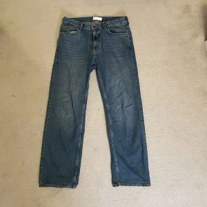 Bershka jeans - Lånade bilder från förra ägaren och han är 185 cm :) Tänkte ge bort den som en present men det blev inte av! Storlek är EU 44, USA 34. Bershka wide 90's jeans :) 
