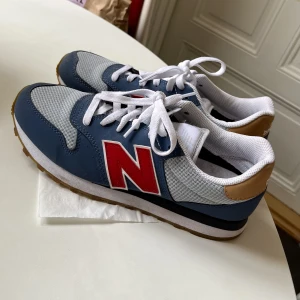 New balance 500, nyskick - Säljer mina superfina new balance (modell 500, unisex) köpta för 730 kr och använda cirka 2-3 ggr🥲 Strl 41.5 (lagom på mig som brukar ha typ 40 i dom flesta skor). (Det lilla dammet/smutset på bilderna går bort superlätt med en fuktig trasa.)