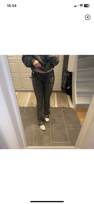 Lågmidjade jeans - Säljer dessa topplista jeans.  Hör av er om ni har några frågor så blir ja glad:))☺️☺️ Midjemått: 78cm Innerbenslängd: 80cm 3 FÖR 2 PÅ ALLT I MIN PROFIL!!