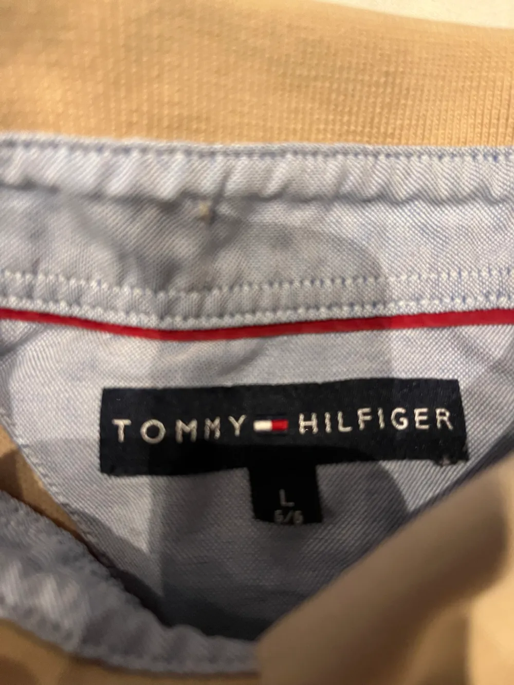 Det är en beige Tommy hilfiger piké tröja som är i storleken L 6/6. Är i bra skick och har inte några märken eller missfärgningar.. Skjortor.