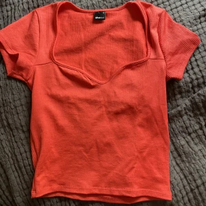Söt topp - Oanvänd från gina tricot! Lite mer rosa i verkligheten än vad som syns på bilden.