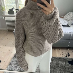 Stickad tröja - Beige stickad tröjan från Nakd. Aldrig använd.
