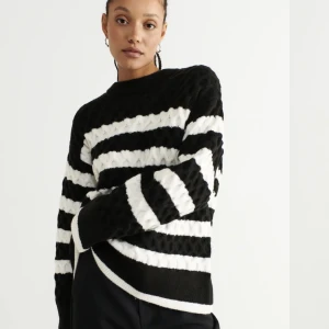 Randig stickad tröja  - Randig stickad mjuk tröja från Gina tricot. Har oftast S men denna är i L för en oversized look. I 63% akryl, 32% polyamid & 5% ull. Köpt i vintras för 399kr.