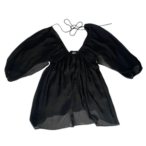 Svart klänning/blus - Svart kort klänning eller blus🖤🖤 Genomskinliga ärmar och knytning i nacken. (Har en till ljusrosa i M)