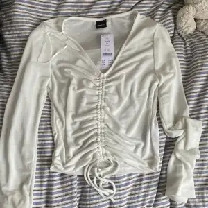 Säljer denna oanvända tröjan ifrån Gina tricot då den inte riktigt är min stil. Nytt pris: 280kr  Mitt pris: 170kr+frakt💕