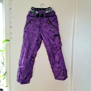 Lila termobyxor  - Vintage Termobyxor från Airwalk för skidor/snowboard.