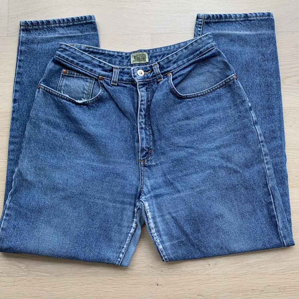 Coola jeans från Lee i modellen Gossip. Passar mig lågmidjat som vanligtvis har S/M. Jeansen är mörkblåa och i okej skick, med lite uppslitningar på insidan jumske (se bild 3). Har ni några frågor, så är det bara att skriva 🫶. Jeans & Byxor.