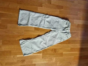 Fina jeans🤩 - Fina jeans, använda några gånger! Jag har sytt på ett hjärta för att jag råka spilla saft på dem med det är täckt nu. Inga fel på dem.🤩