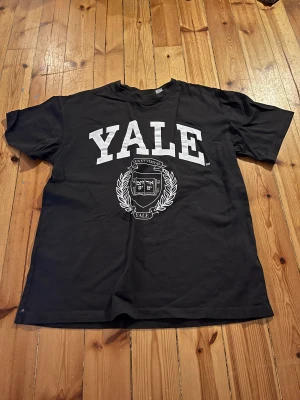 Oversized svart tröja - Oversazed svart tröja från H&M. Bra skick. Finns djur i hemmet.