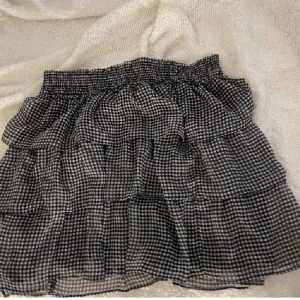 Volang kjol  - Säljer denna kjol som är köpt förra sommaren och som inte har kommit till användning💞