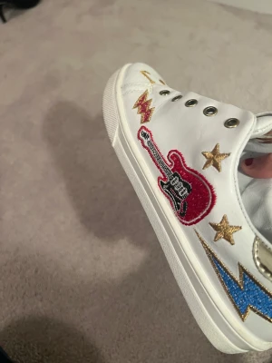 Sneakers  - Säljer dessa ascoola skor från märket Liu Jo. Kolla bara detaljerna på sidorna!! De är i princip oanvända och i mycket gott skick!! Har tyvärr inga skosnören till. Hör av dig vid intresse 