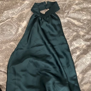 Siden topp - Siden topp från bikbok i grön med öppen rygg i xs. Mitt pris 100kr+frakt, då många visat intresse lägg ett bud om du vill köpa☺️