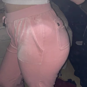 Juicy Couture byxor - Säljer dessa nya byxor från Juicy Couture. Använt de 2 gånger, tvättade endast en gång. Säljer då jag köpt nya och dessa kommer inte till användning något mer. 💕 De passar xs/s Strl 14/15 