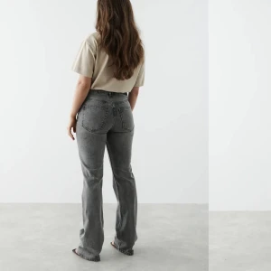 Full length flare jeans  - Helt nya jeans från ginatricot, använda en gång säljer pågrund av storleken inte passar mig. Köparen står för frakt 