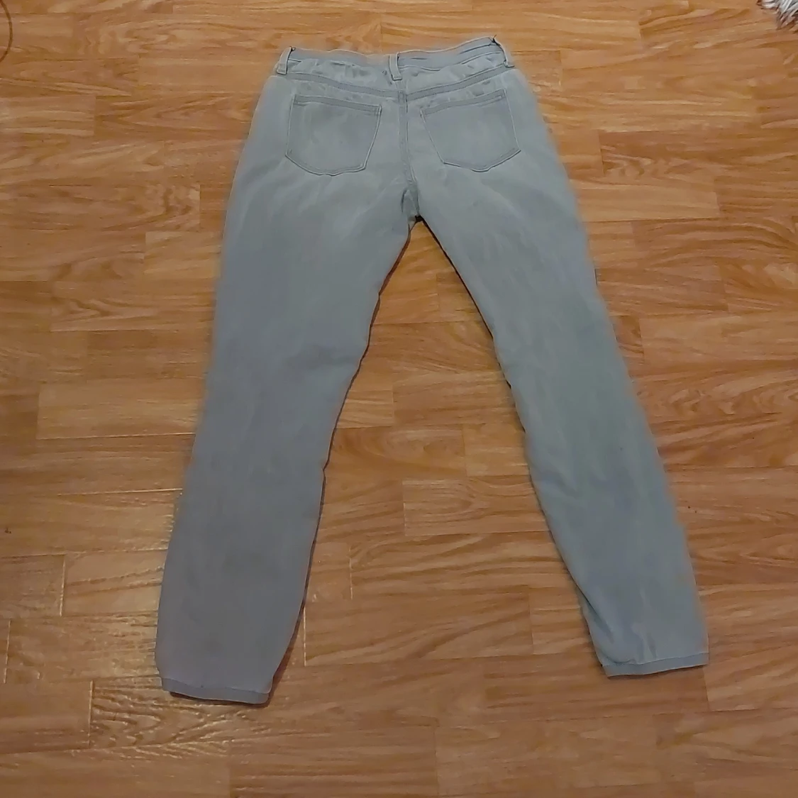 Ett par lågmidjade byxer. Aldrig använda. - 90