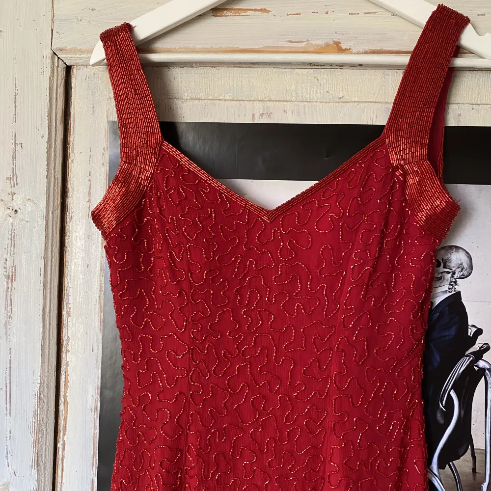 Suuuuuperifn vintage klänning med ”glittriga pärlor/stenar”. Insidan är en linning av 100% silke. Köpte second hand och tänkte ha som balklänning men tyvärr är den för liten:( Den sitter tajt och har en slits. Låg rygg.. Klänningar.