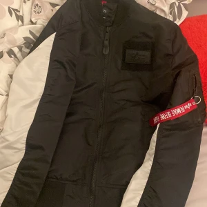Alpha industries jacka  - Alpha industries bomber jacka Storlek M Använt endast 1 gång Pris kan diskuteras:)  
