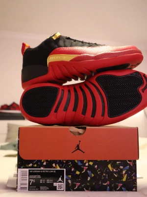 Brand new Jordan 12 low superbowl.  - This shoe is completely new, worned 0 times and the box is included. The size is 40.5 EU, 7.5 US, 6.5 UK. 