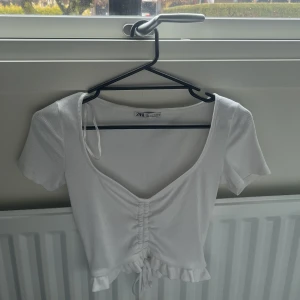 Söt vit topp från zara  - Säljer denna söta toppen från zara i storlek s, säljer pågrund av att den inte kommer till användning är som helt ny.