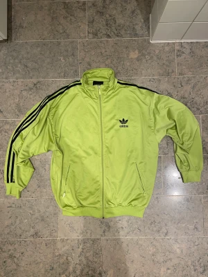 Adidas zip - En adidas zip i storlek M, nyskick. Vacker tröja säger till er det är värt!! 3 FÖR 2 ALLT PÅ SIDAN!!! Betalar ej frakt och möts i uppsala/stockholm.💖