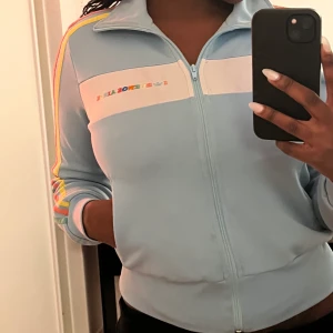 Adidas beunos aires kofta  - En färgglad buenos aires kofta, i nyskick!  Storlek 40 men passar större samt mindre storlekar också 💙