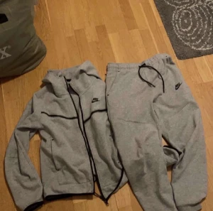 Nike tech - Säljer min Nike tech som jag inte använder längre den är i bra skick inga söndriga hål eller något på den storleken är S säljer koftan och byxorna tillsammans för 700kr