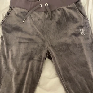 Juicy byxa - Ett par snygga juicy byxor i en snygg grå aktig färg som är rätt så sällsynt, aldrig andvändt.