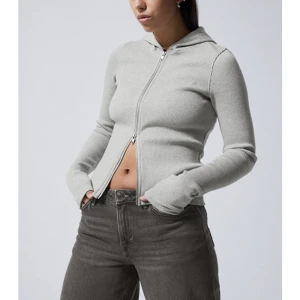 Weekday zip up - Säljer denna zip upp från weekday slutsåld i storlek xs, passa på fri frakt i 30 dgr 🥰