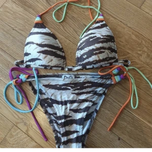 DOLCE & GABBANA bikini - Dolce & Gabbana bikini i superfint skick säljes. Säljes då jag rensar min garderob. Strl: S (36). Givetvis äkta. 
