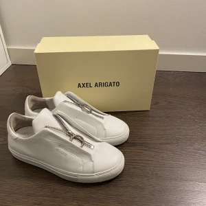 Axel arigato skor -  säljer dessa super fina axel alligator skor i väldigt fint skick de är använda fåtal gånger men väldigt sparsamt . Modellen: Clean 90 zip Köpte för 2350 pris kan diskuteras 