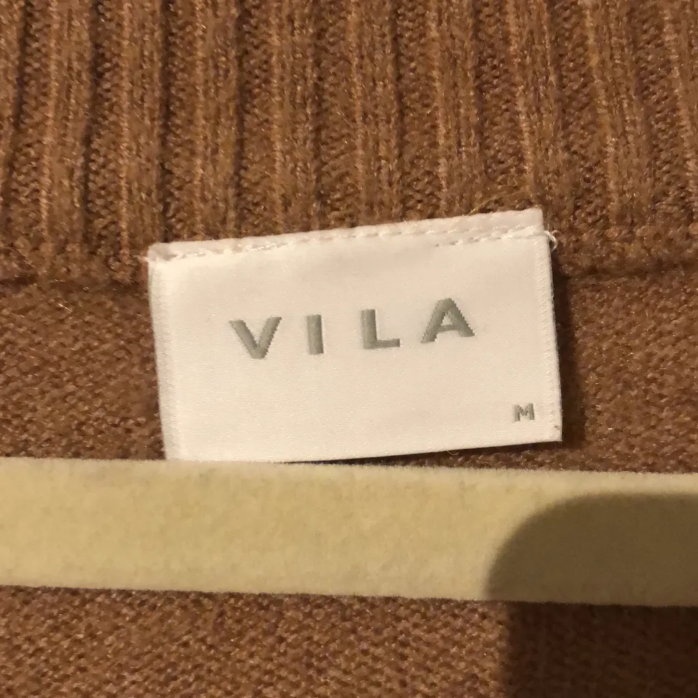 OANVÄND stickad tröja från Vila i storlek M. Superskön tröja🥰. Stickat.
