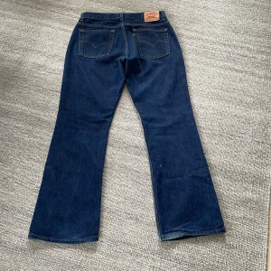 Levis vintage 515 - Vintage levis jeans i otroligt fint skick! Står ingen size men 32/32 skulle jag säga! Bootcut loose fit sitter sjukt snyggt!