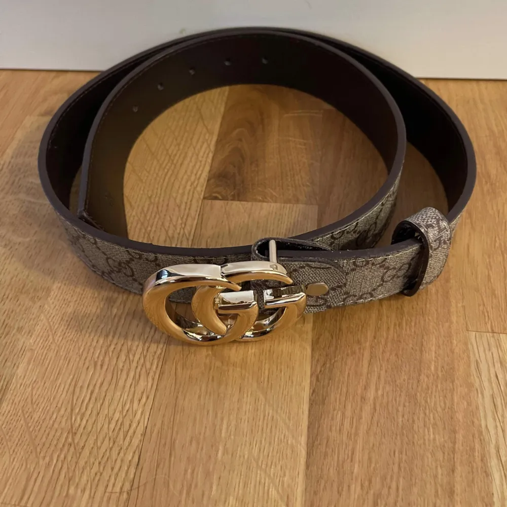 Säljer Gucci  skärpet aldrig använt pågrund av att det är för stort skriv för mer frågor fin kopia💕. Accessoarer.