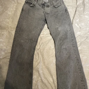 Hopp rush denim - Säljer nu mina Hope Rush Denim då de inte används längre. Byxorna är i fint skick och en byxfickan är lagad. Skicka gärna ett DM om du har några frågor! Möts i Stockholm.
