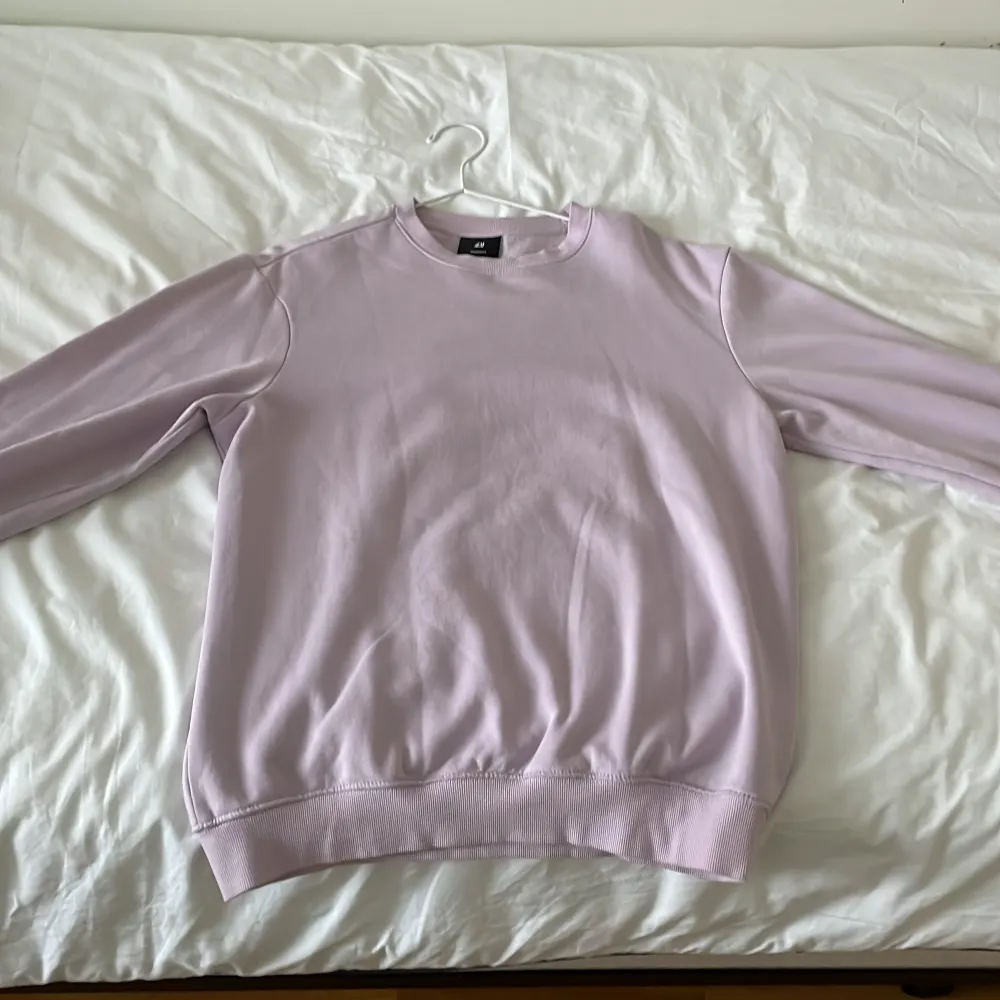 Pink H&M sweater not worn in 2 years. Perfect condition and is perfect for spring.. Tröjor & Koftor.