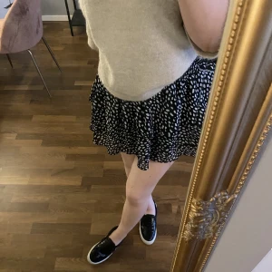 Kjol  - Säljer min superfina Chelsea volang kjol, då den inte kommer till användning.  Använt ett fåtal gånger  Nypris 449kr