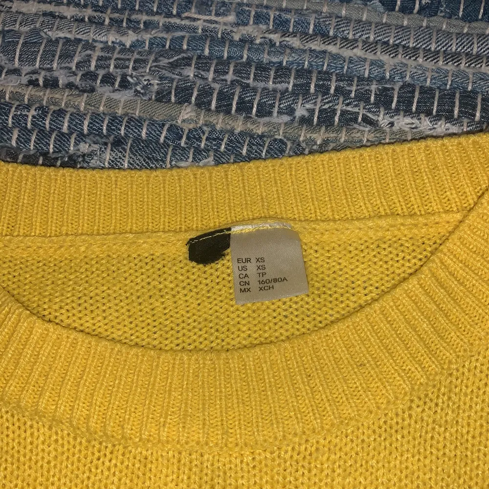 Fin gul stickad tröja från hm, säljer eftersom den inte kommer till användning💗 priset kan diskuteras!. Stickat.