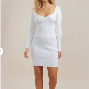 Ribbstickad klänning - Aldrig använd. Klänningen är beige 