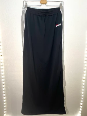 00- tals Fila kjol med tryckknappar - Storlek Medium/ midja: 73cm/ längd: 104cm