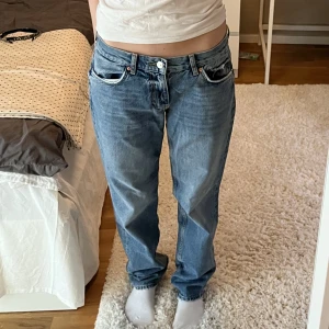 Low straight jeans - Low straight jeans ifrån Gina i storlek 36. Säljer då de inte riktigt var min stil och de är i fint skick. Säljer även dessa i storlek 38 i en annan annons. 