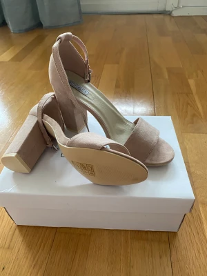 Oanvända klackar från Nelly - Helt oanvända klackar från Nelly i färgen dusty pink. Klackhöjd 7 cm 