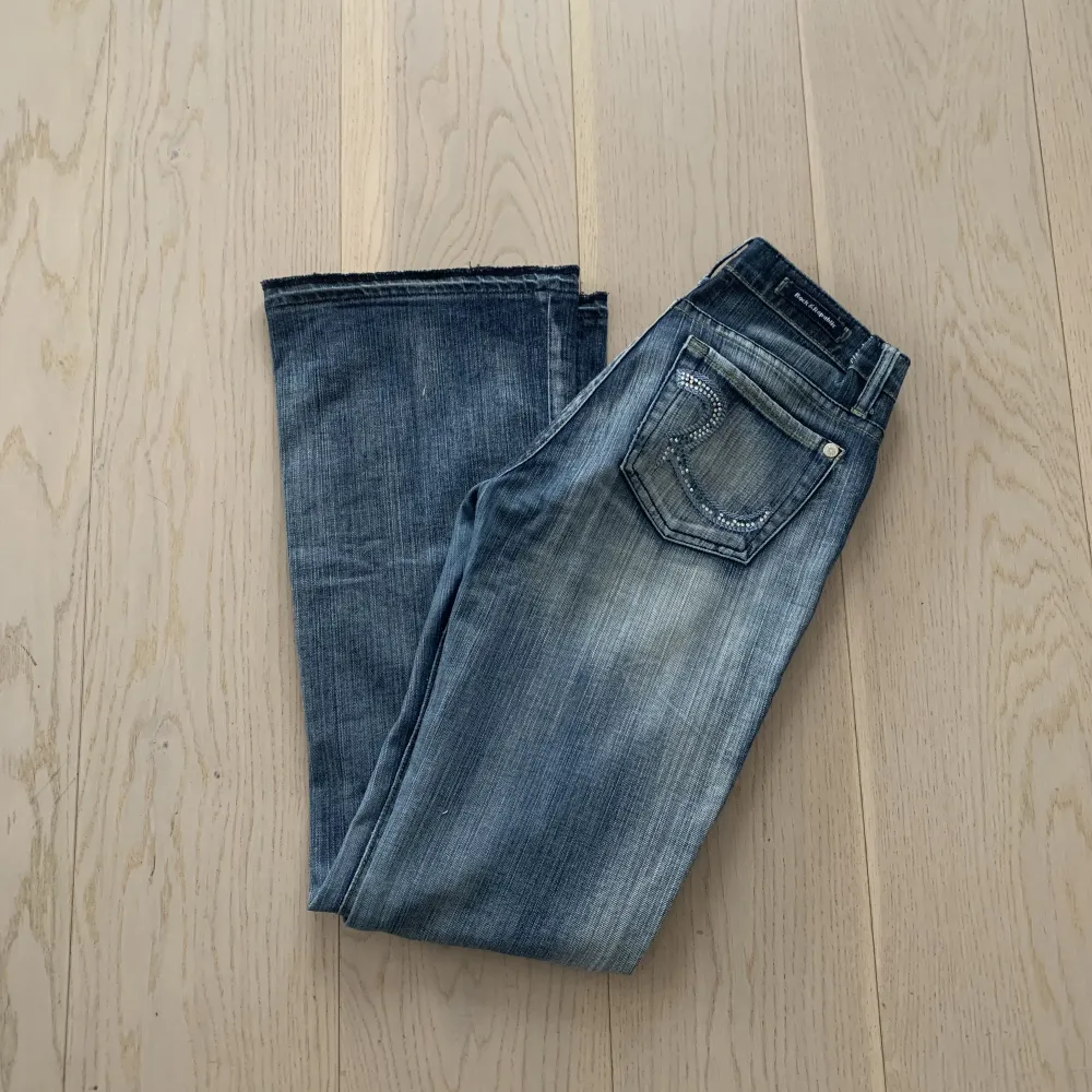 As snygga jeans med coola detaljer på bakfickorna. Byxorna är i bra skick köpta här på plick men passade tyvärr inte mig.. Hör av dig om du är intresserad!🤍. Jeans & Byxor.