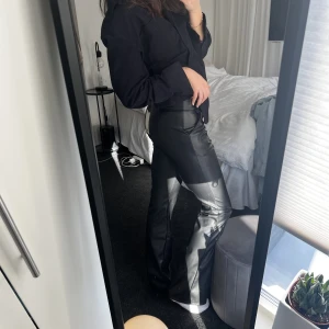 Lågmidjade skinnbrallor  - Låfmidjade skinnbrallor