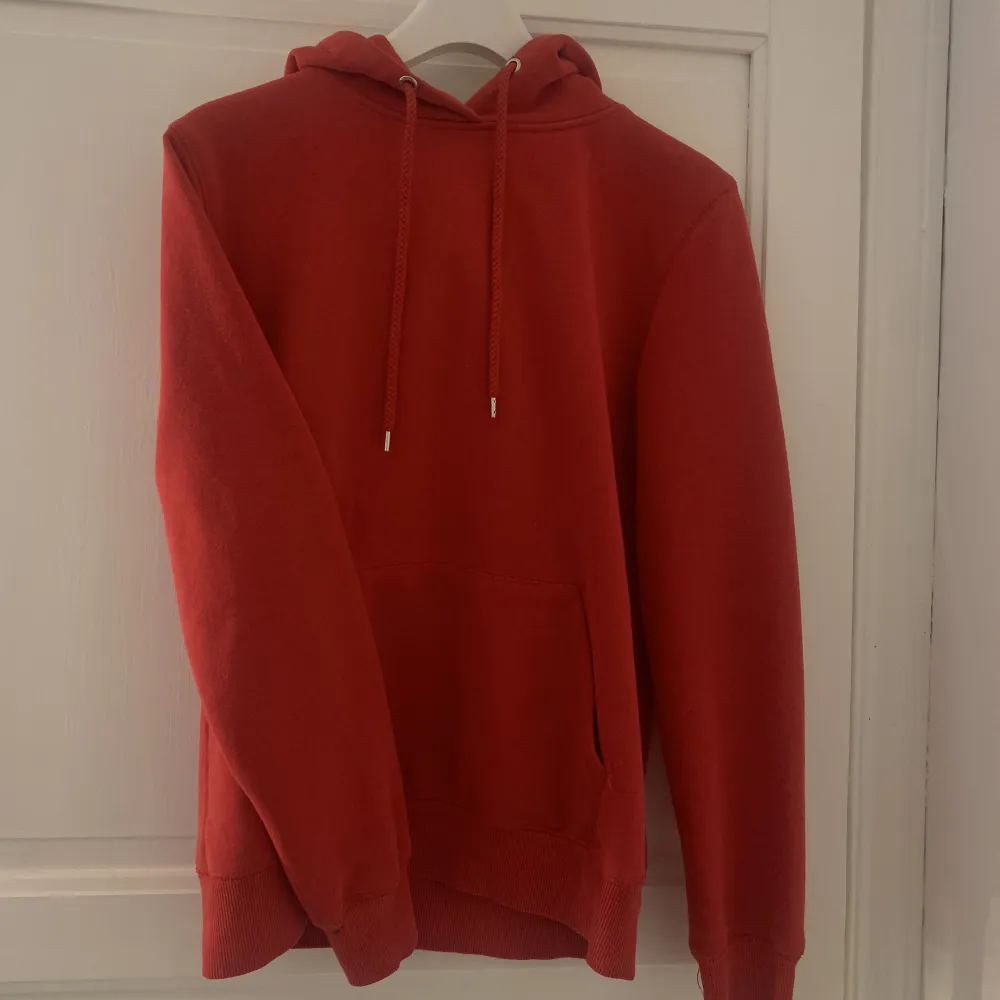 Säljer nu min röda hoodie i storlek S. Använd men i fint skick💞. Hoodies.