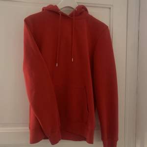Säljer nu min röda hoodie i storlek S. Använd men i fint skick💞