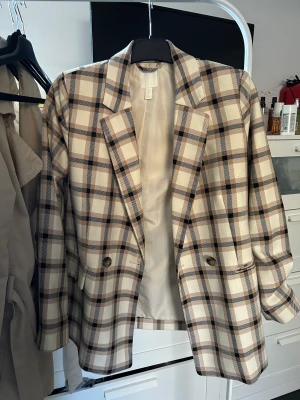  kavaj - Väldigt fin rutig kavaj, funkar även som vårjacka då den är väldigt skön o håller värme! Den är i strl 38 men sitter fint som oversized på XS/S men passar även M ev L? Säljer för 120kr +frakt! Kom gärna med prisförslag 🥰❤️