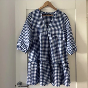 Zara klänning✨ - Superfin klänning från zara✨köpt av en tjej på Plick och klänningen är i stl L, men klänningen måste krypt i tvätt eller liknade då den snarare är en S/Xs i storlek ✨Köp direkt för 200+ frakt✨första bilden är lånad 